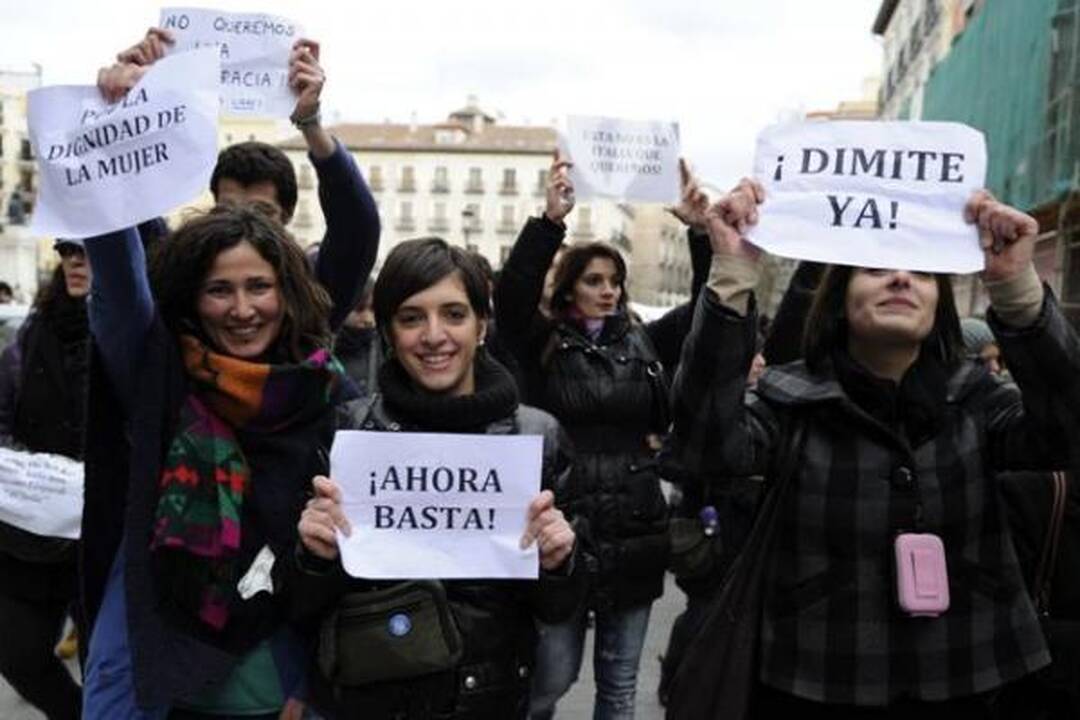 Italijos premjeras numojo ranka į masinį moterų protestą