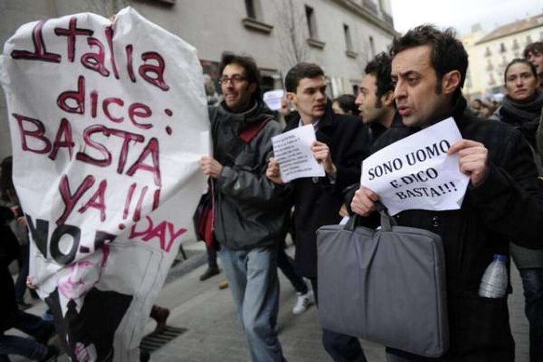 Italijos premjeras numojo ranka į masinį moterų protestą