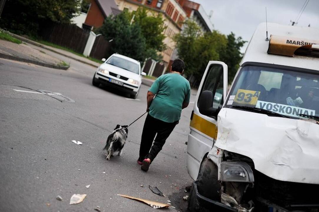Po avarijos nuvirtus elektros stulpui kilo mirtinas pavojus
