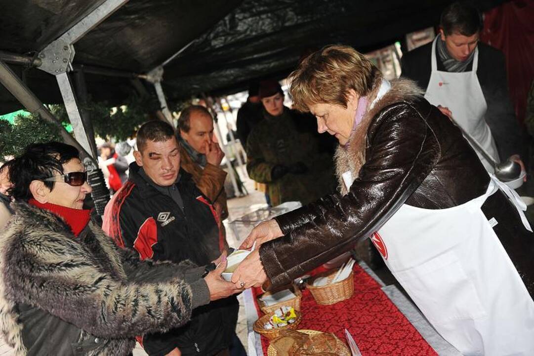 Maltiečiai Rotušės aikštėje dalijo sriubą