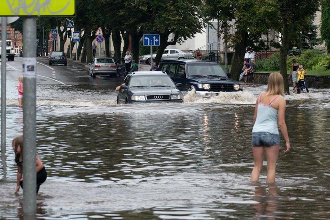 Liūtis užtvindė centrinę Švenčionių gatvę