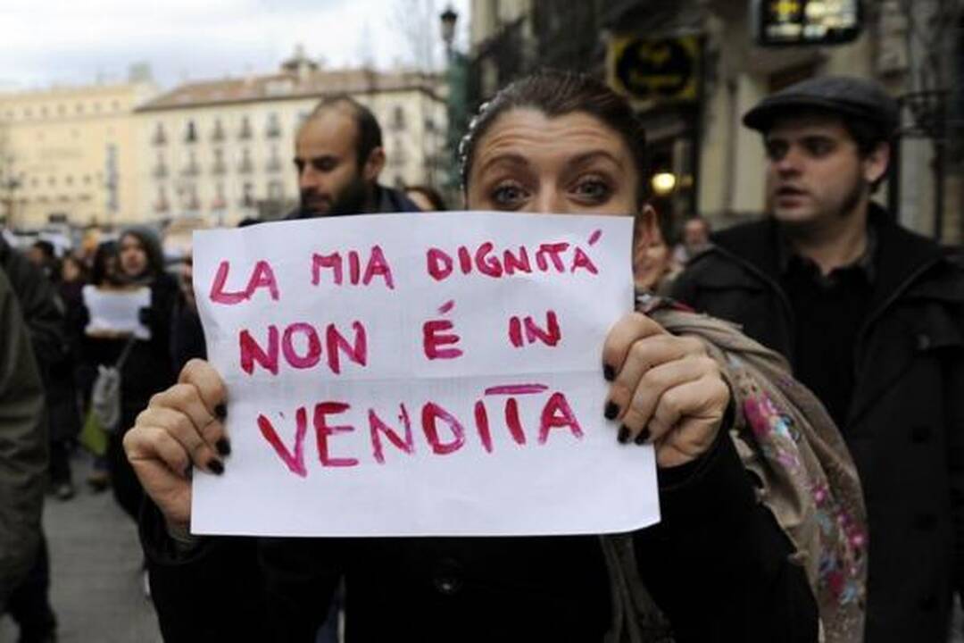 Italijos premjeras numojo ranka į masinį moterų protestą
