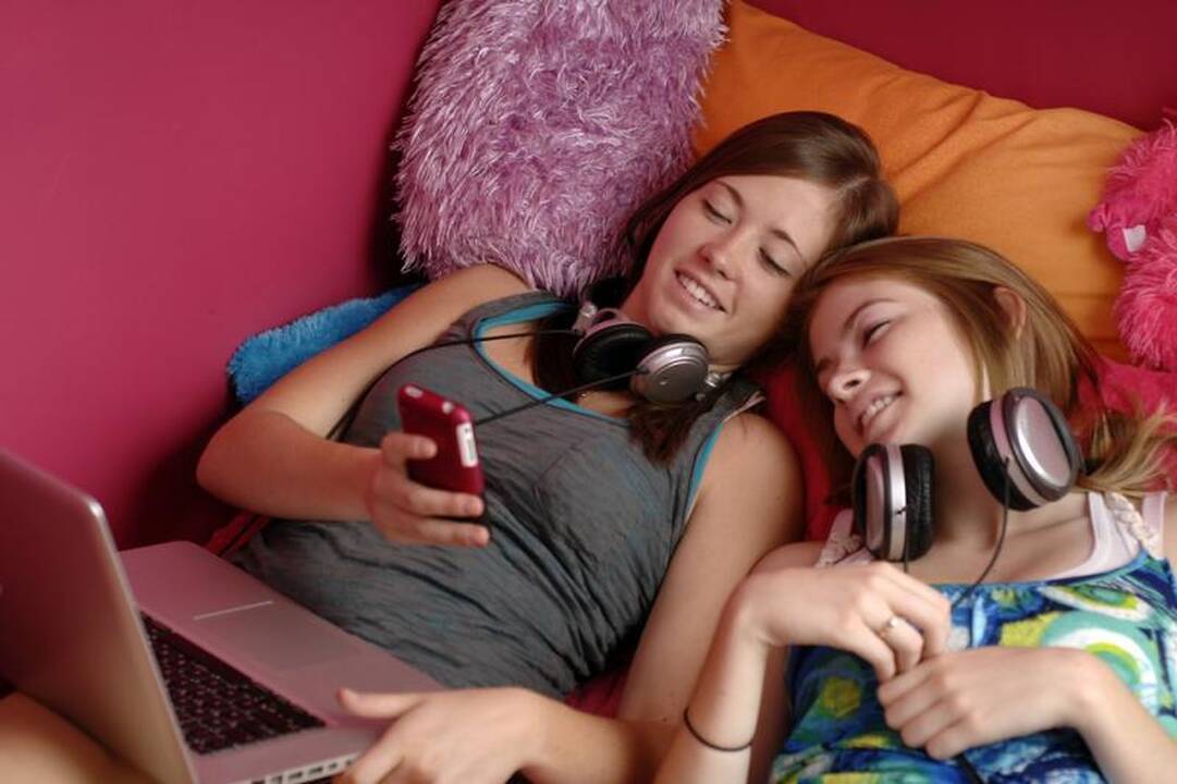 Saulės elementus siūloma patalpinti ant telefonų ekranų