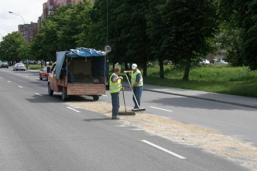 Traktorius užteršė Klaipėdos gatves