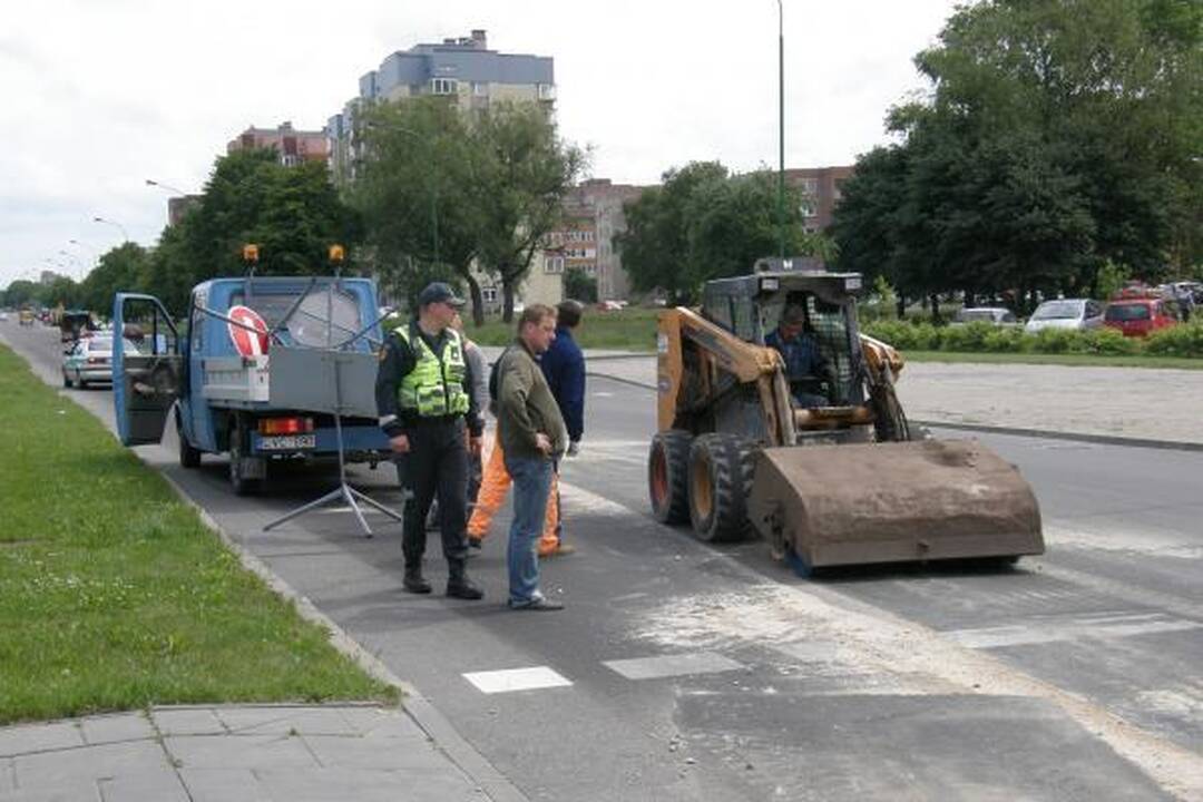 Traktorius užteršė Klaipėdos gatves