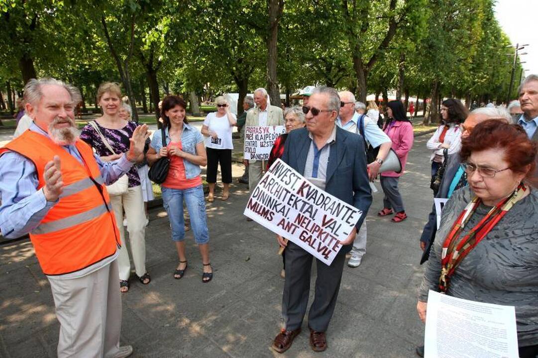 Stiklainio Laisvės alėjoje skandalas: piketuotojai šaukė "Miestą darko" 