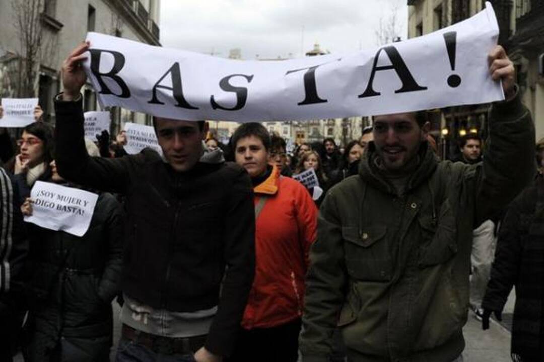 Italijos premjeras numojo ranka į masinį moterų protestą