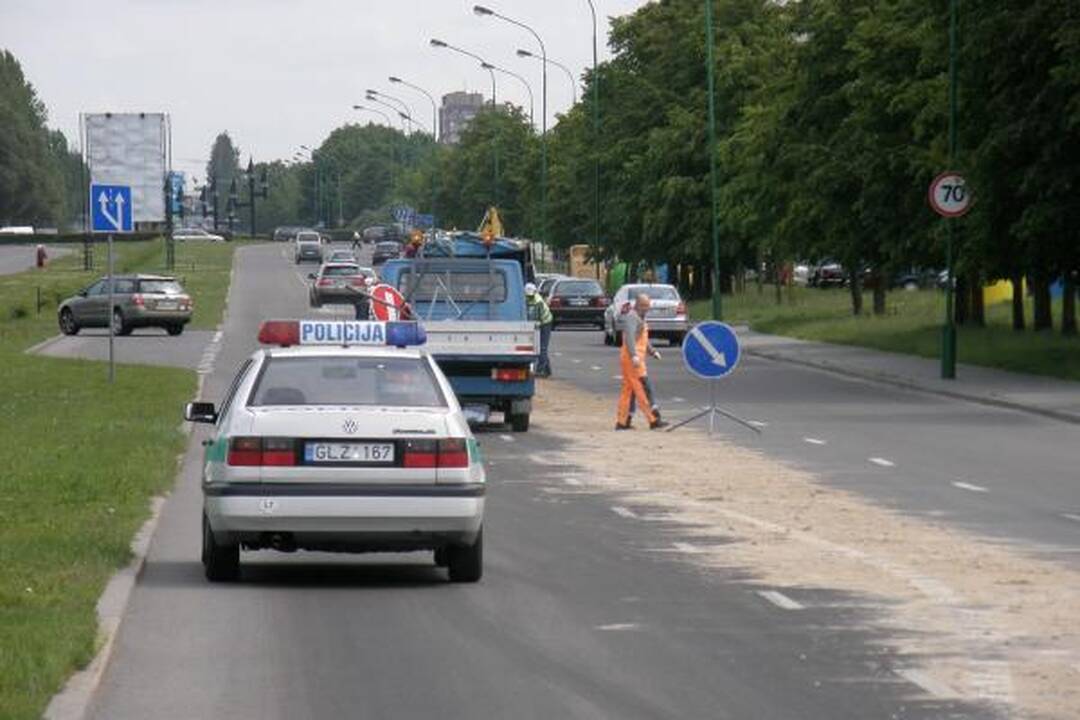 Traktorius užteršė Klaipėdos gatves