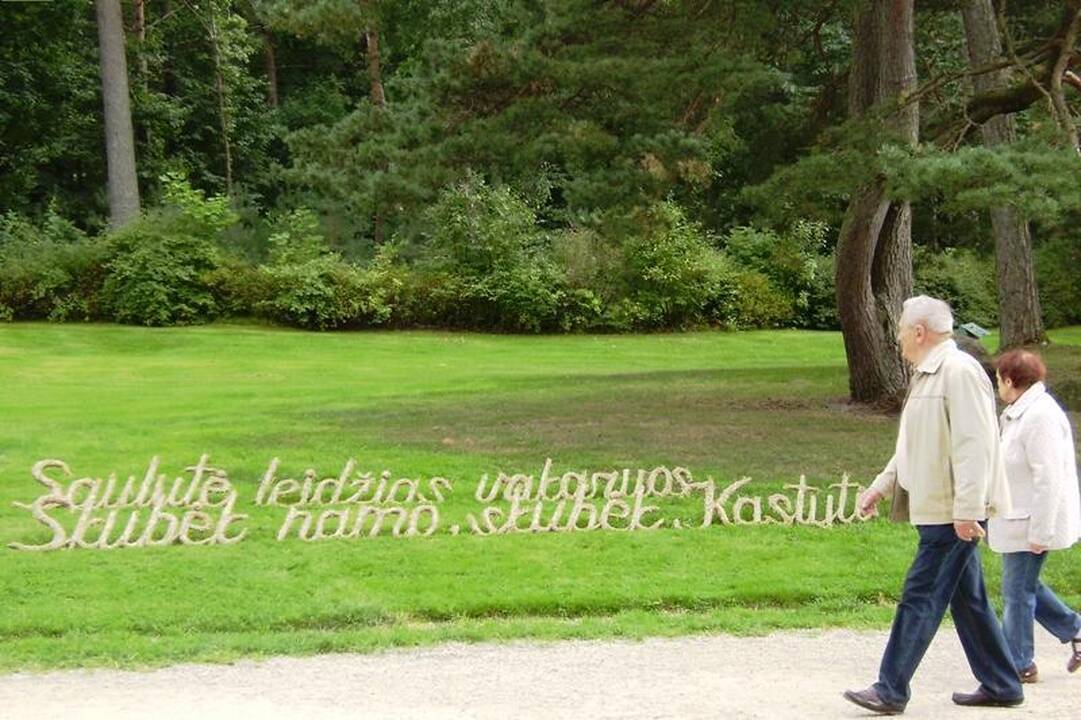 Palangos Birutės parką papuošė Maironio eilių citatos