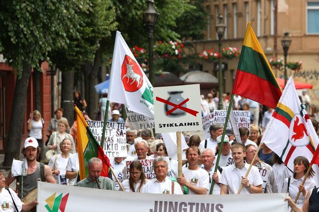 Stiklainio Laisvės alėjoje skandalas: piketuotojai šaukė "Miestą darko" 