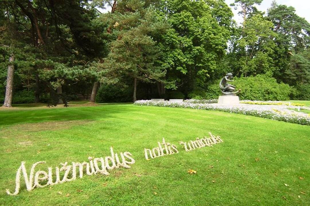 Palangos Birutės parką papuošė Maironio eilių citatos
