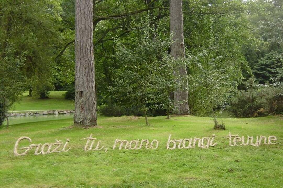 Palangos Birutės parką papuošė Maironio eilių citatos