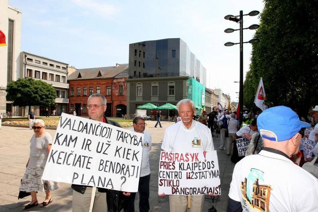 Stiklainio Laisvės alėjoje skandalas: piketuotojai šaukė "Miestą darko" 