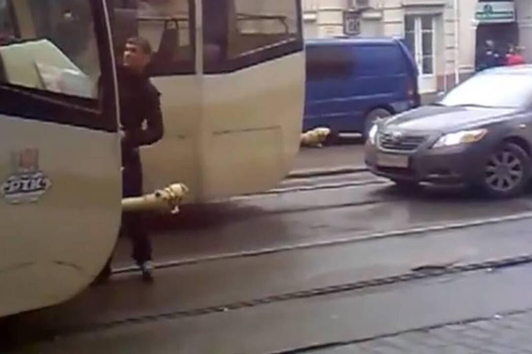 Tramvajau, praleisk automobilį! (prieš tave - įkalęs naujasis rusas)