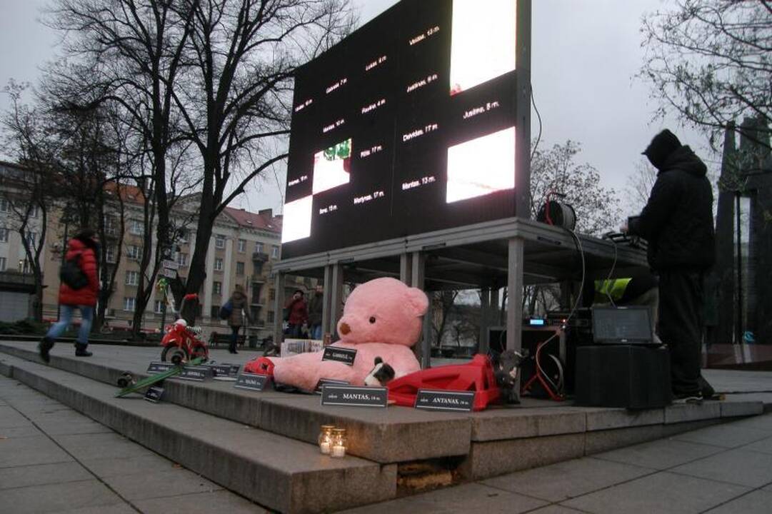 Apie vaikų žūtis keliuose priminė nereikalingi žaislai