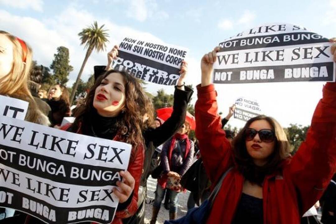 Italijos premjeras numojo ranka į masinį moterų protestą