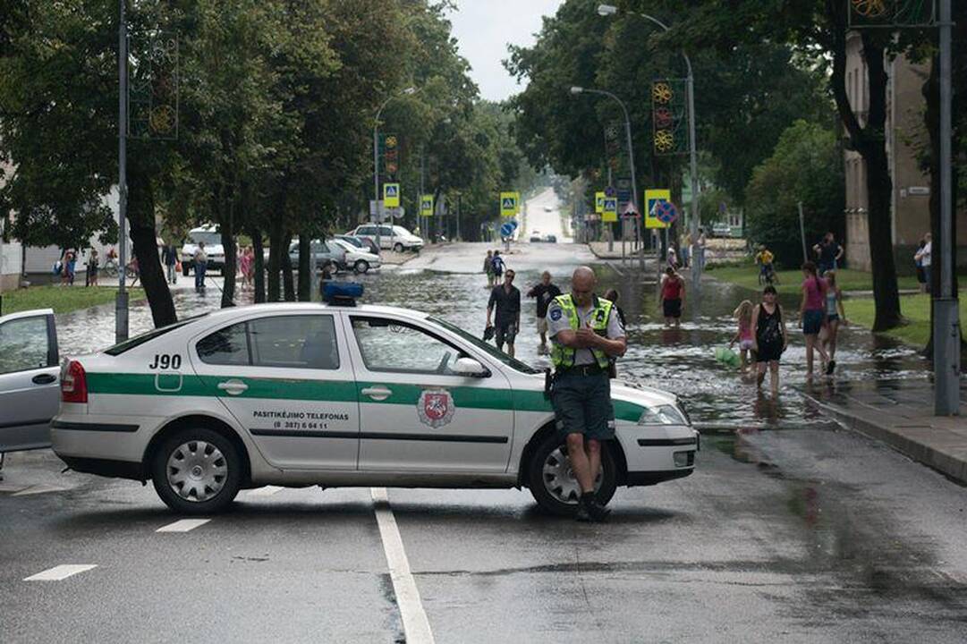 Liūtis užtvindė centrinę Švenčionių gatvę
