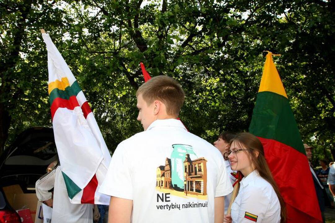 Stiklainio Laisvės alėjoje skandalas: piketuotojai šaukė "Miestą darko" 