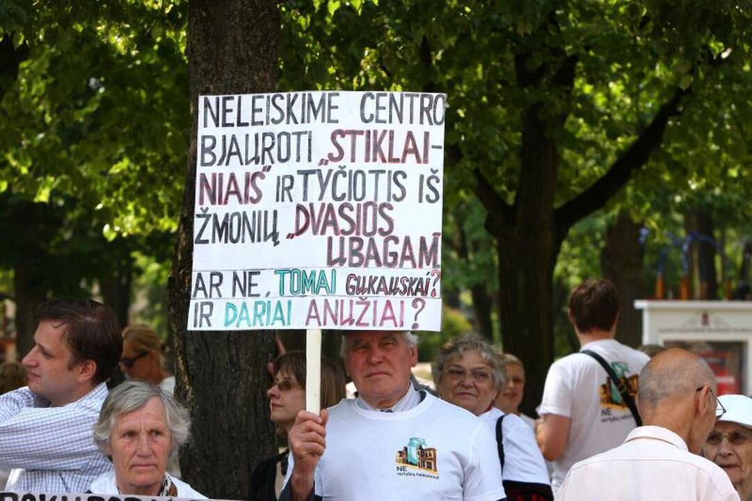 Stiklainio Laisvės alėjoje skandalas: piketuotojai šaukė "Miestą darko" 