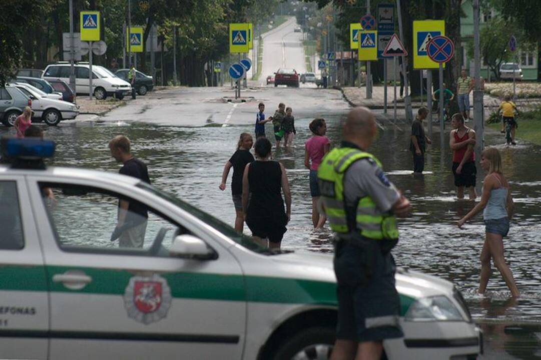 Liūtis užtvindė centrinę Švenčionių gatvę