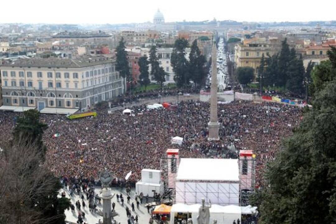 Italijos premjeras numojo ranka į masinį moterų protestą