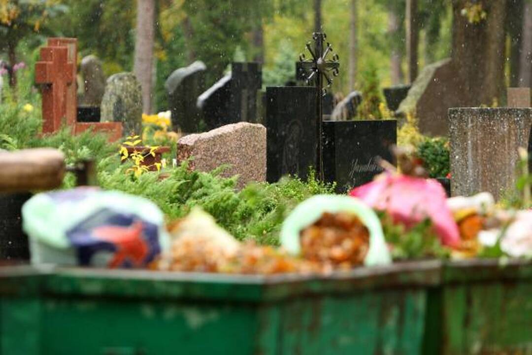 Per Vėlines Kauno kapines puoš šiukšlės