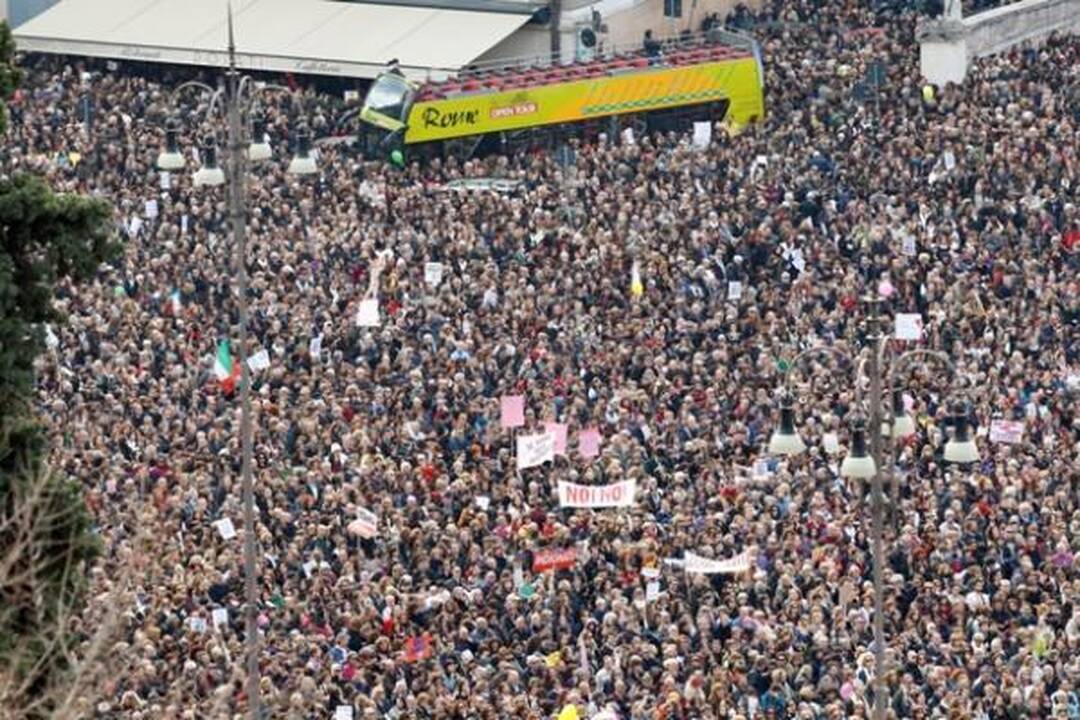 Italijos premjeras numojo ranka į masinį moterų protestą