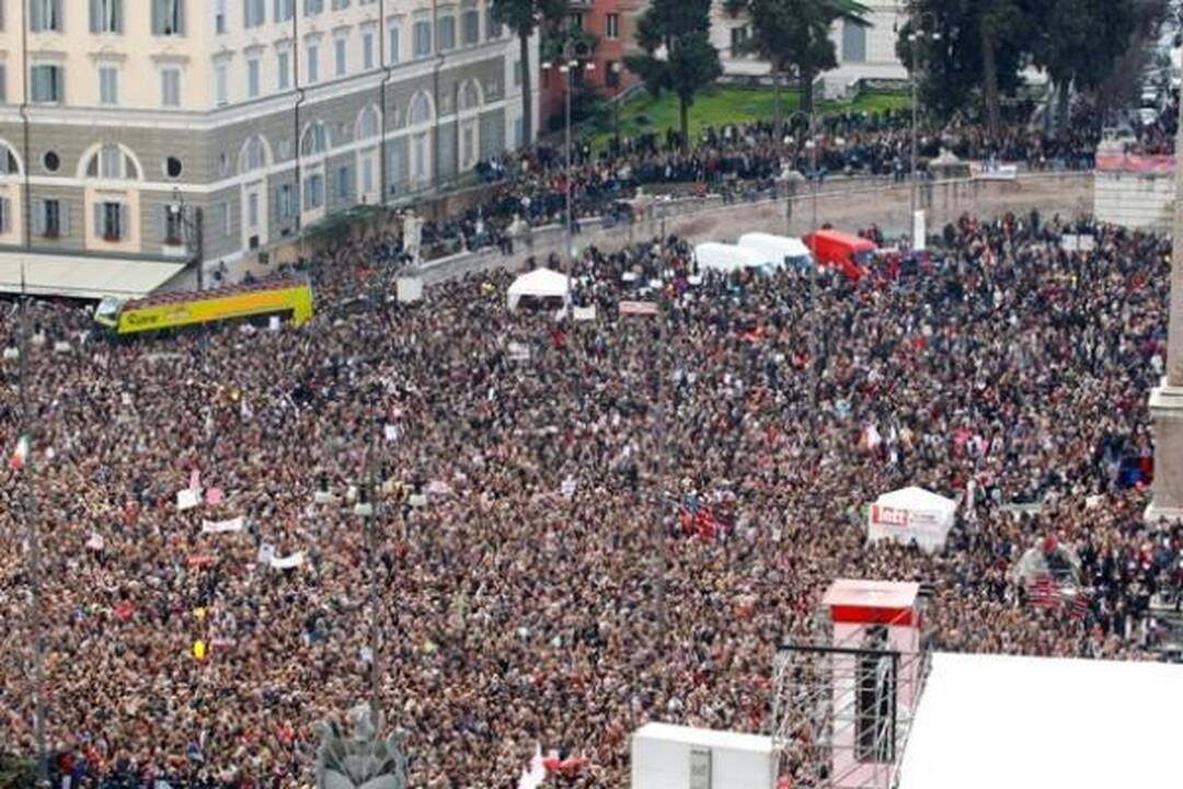 Italijos premjeras numojo ranka į masinį moterų protestą
