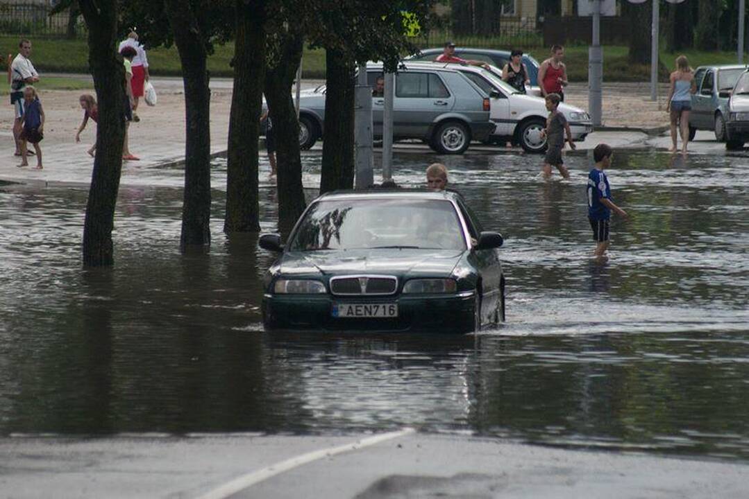 Liūtis užtvindė centrinę Švenčionių gatvę