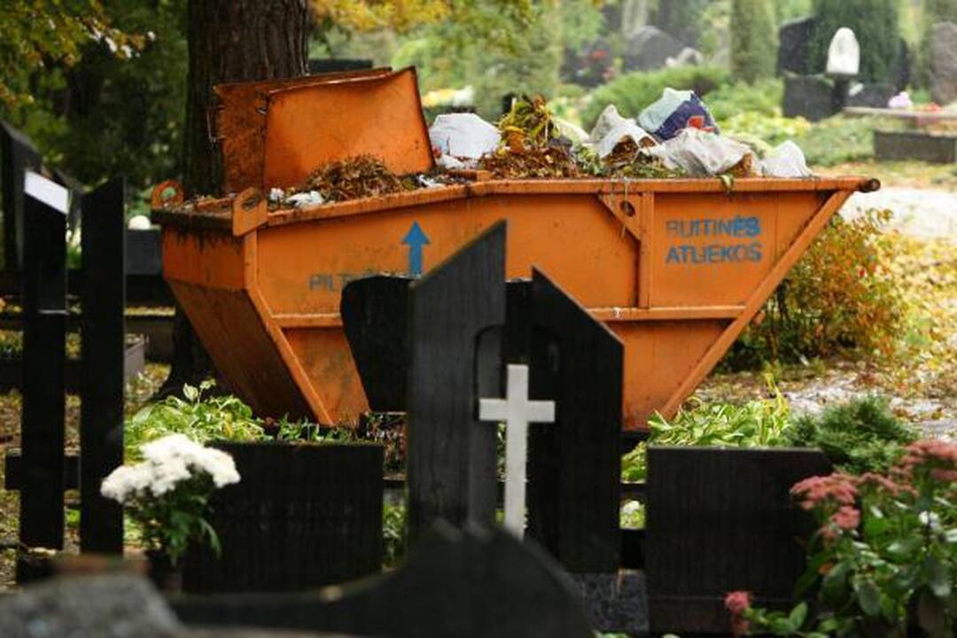 Per Vėlines Kauno kapines puoš šiukšlės