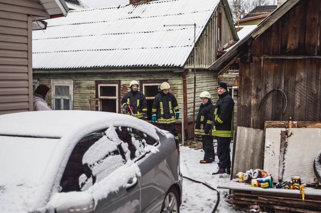 Mirtinas gaisras Žaliakalnyje: lovoje rūkiusio vyro išgelbėti nepavyko