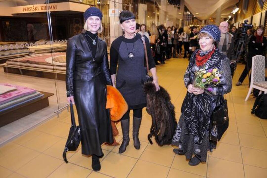 Mados gerbėjams pristatyta pavasariška kolekcija