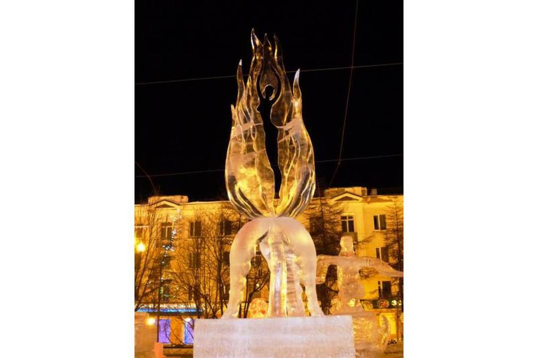 Lietuvio dailininko ledo skulptūra sublizgėjo Magadane
