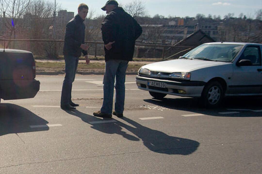Vilniuje apvirto metalo laužą gabenantis vilkikas