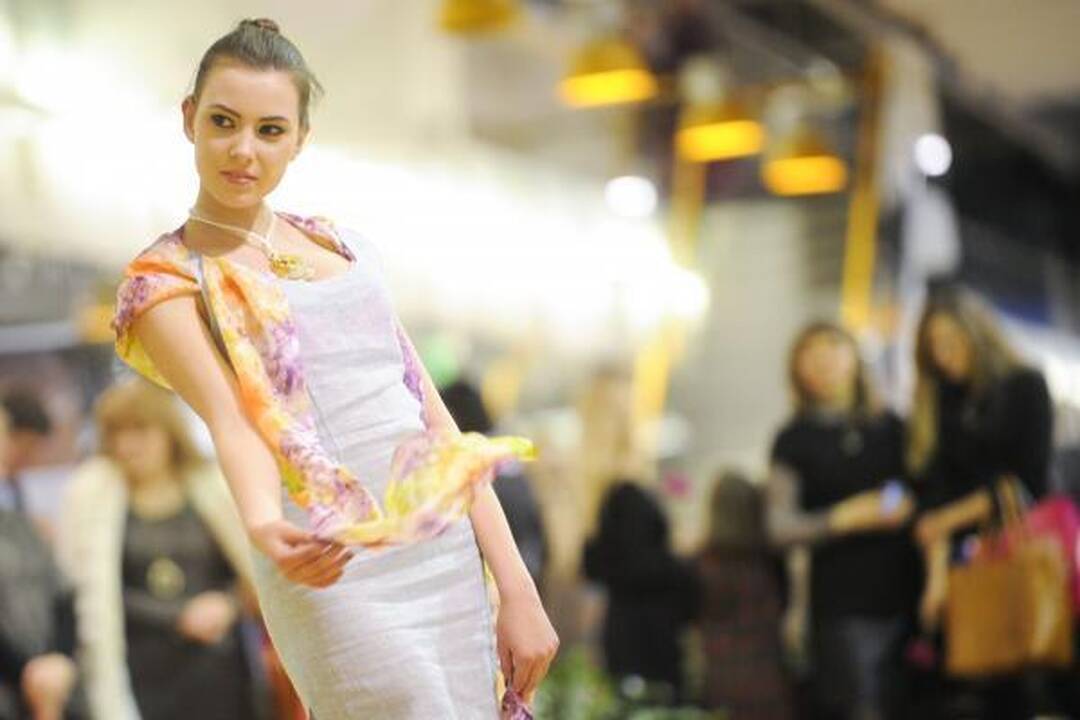 Mados gerbėjams pristatyta pavasariška kolekcija