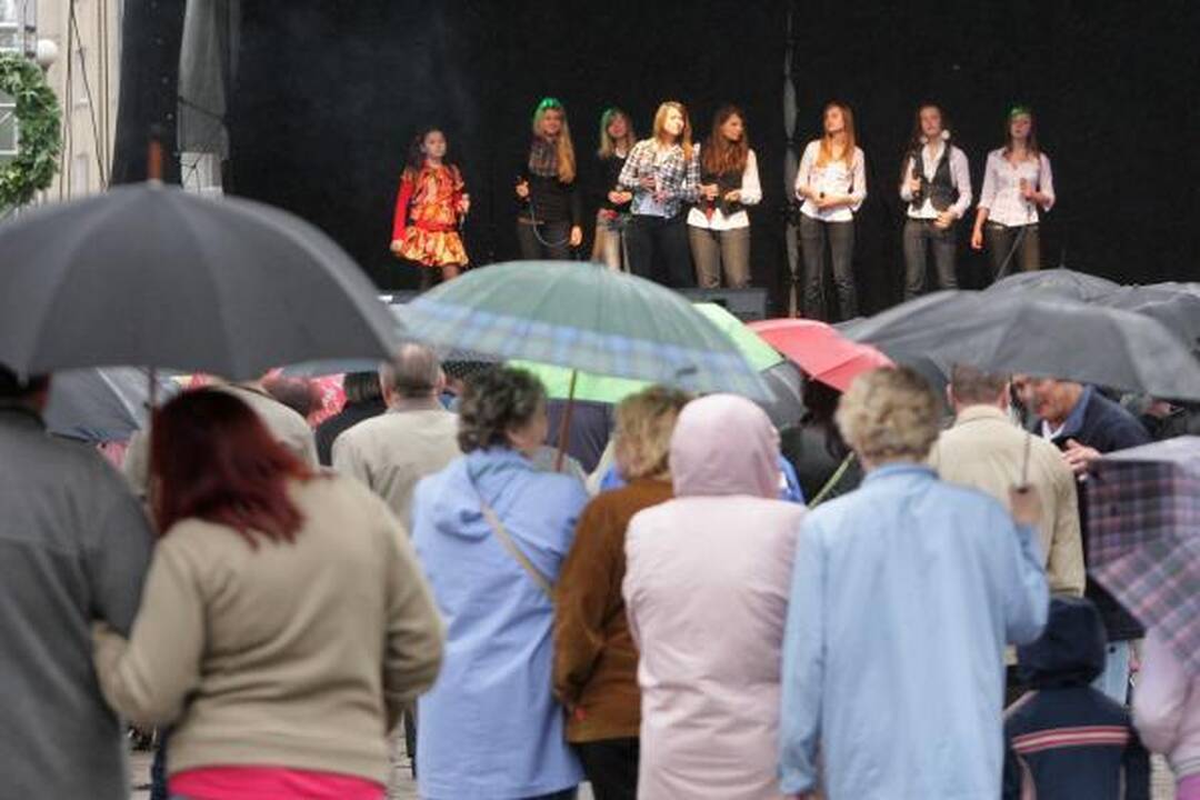 Joninių laužus Kaune gesino lietus