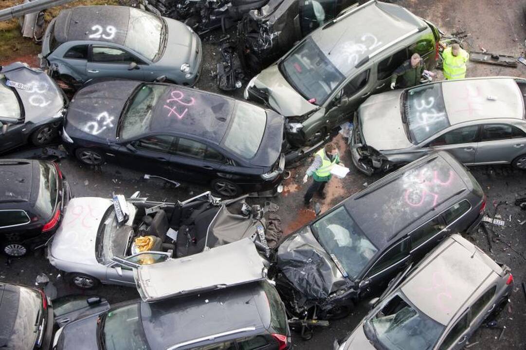 Vokietijos greitkelyje susidūrė 52 automobiliai, 3 žmonės žuvo