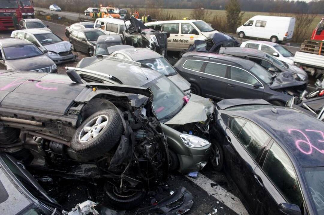 Vokietijos greitkelyje susidūrė 52 automobiliai, 3 žmonės žuvo