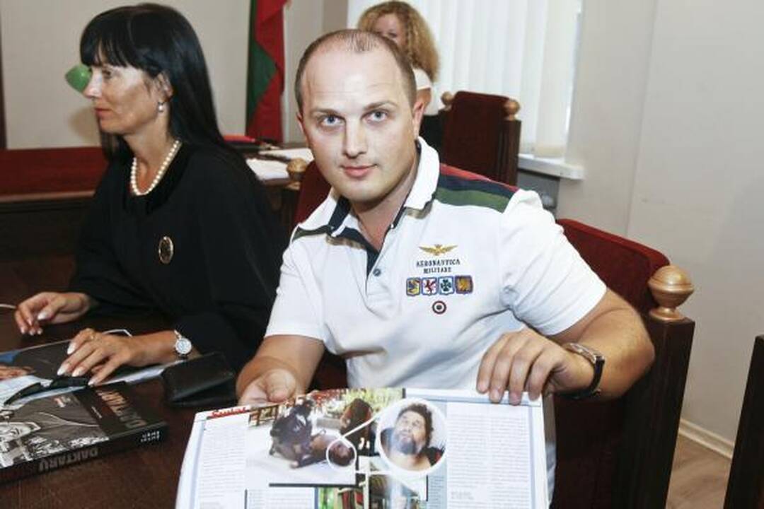 H.Daktaras nori gauti dalį pelno už knygą apie jį