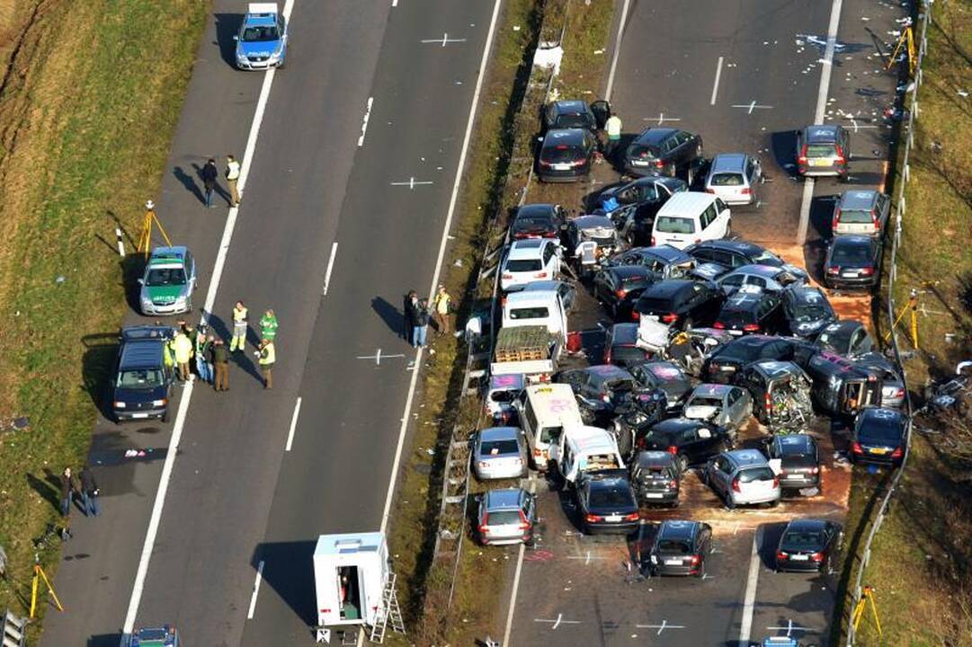 Vokietijos greitkelyje susidūrė 52 automobiliai, 3 žmonės žuvo