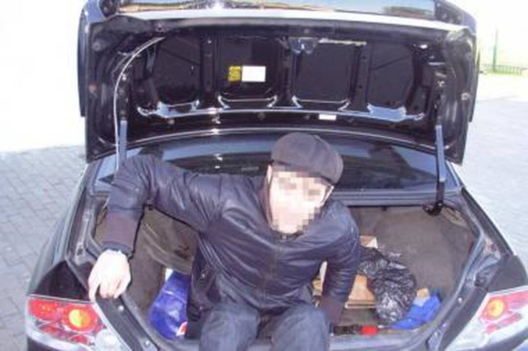 Vilniečiai automobilio bagažinėje vežė nelegalą