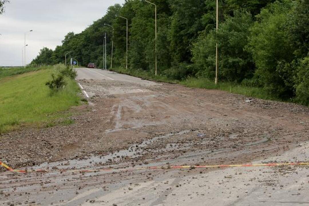 Lietus išardė asfaltą nuovažoje nuo tilto per Nerį