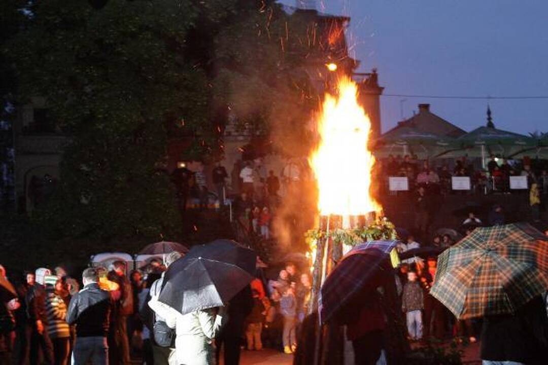 Joninių laužus Kaune gesino lietus