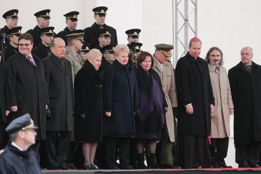 Prezidentė kariuomenę vadina patriotizmo ir pagarbos šaliai pavyzdžiu