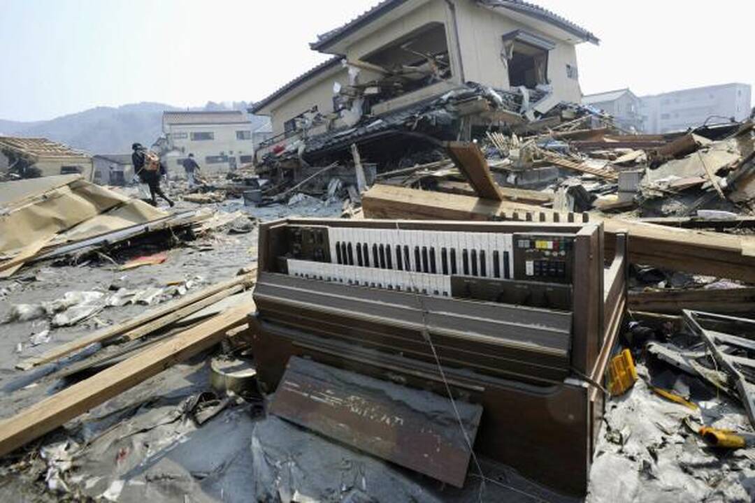 Japonijoje tebeskaičiuojamos žemės drebėjimo ir cunamio aukos