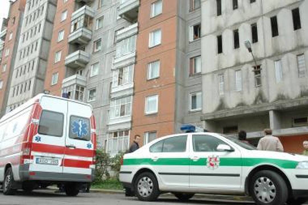 Klaipėdoje užsimušė nuo stogo nukritusi mokinė