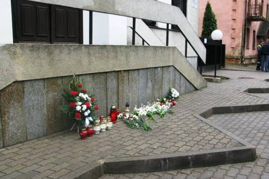 Prie Lenkijos ambasados Vilniuje gula gėlės, degamos žvakutės