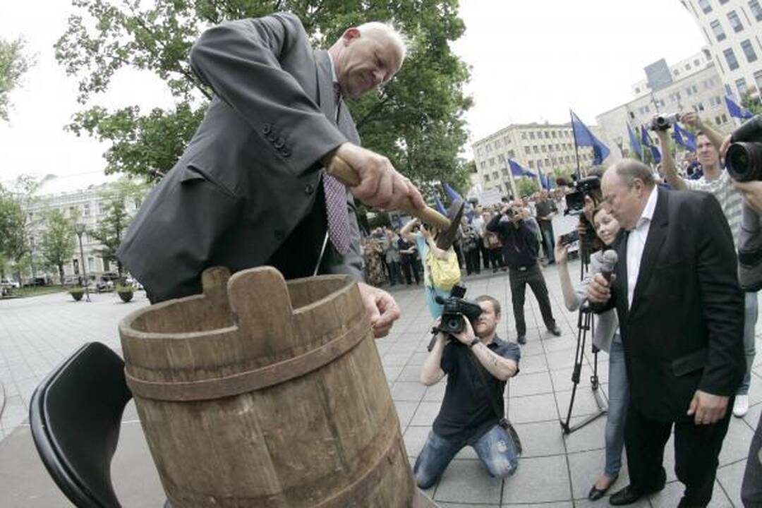 Mitinge Vilniuje valdžia kritikuota kaukšint plaktuku