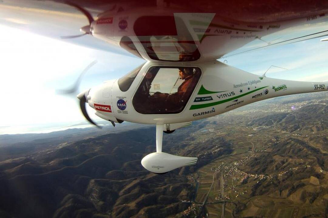 Pilotas į rekordinį skrydį aplink pasaulį leidosi 350 kg lėktuvėliu