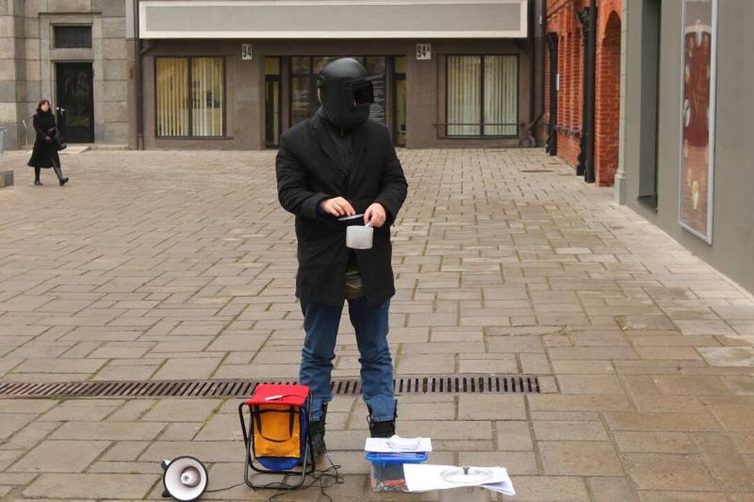 Prie savivaldybės – menininko protestas prieš beveidę architektūrą
